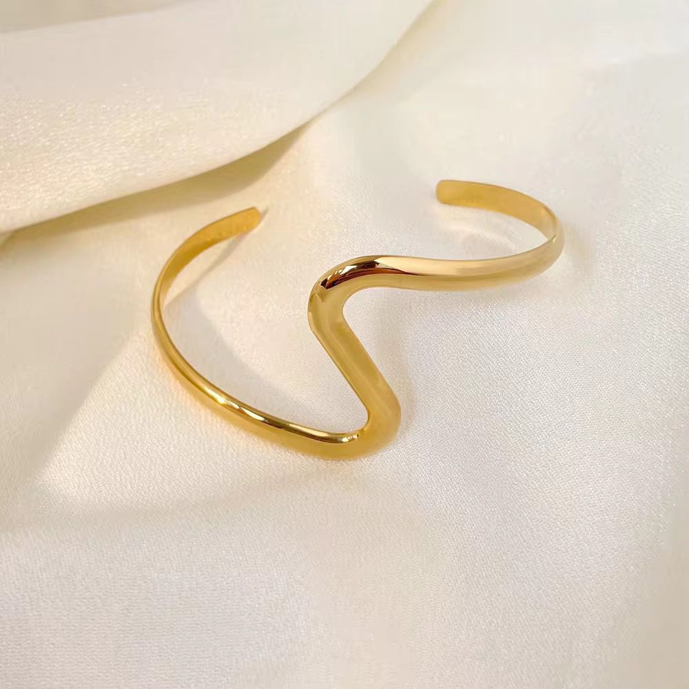 Wave Curve : 18K Gold-Plated Cuff