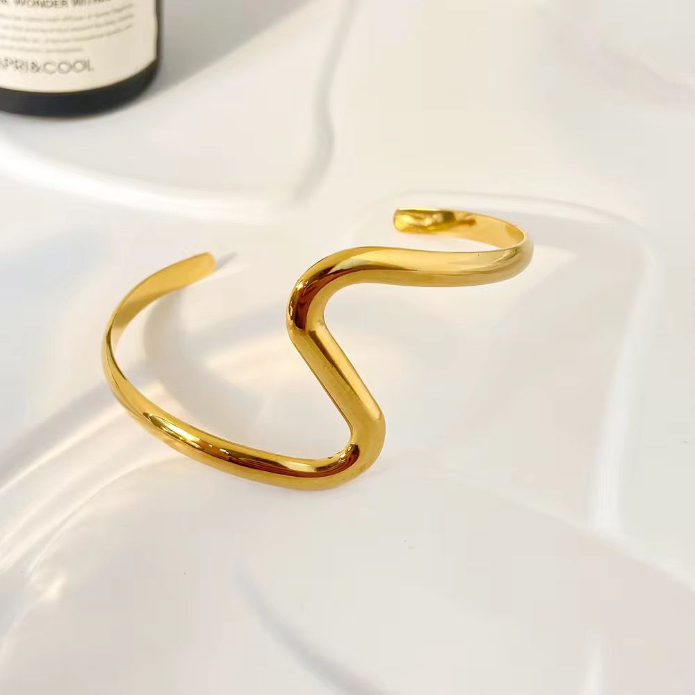 Wave Curve : 18K Gold-Plated Cuff