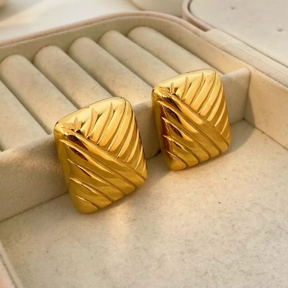 Bold Curve Statement Studs - 18k gold-plated
