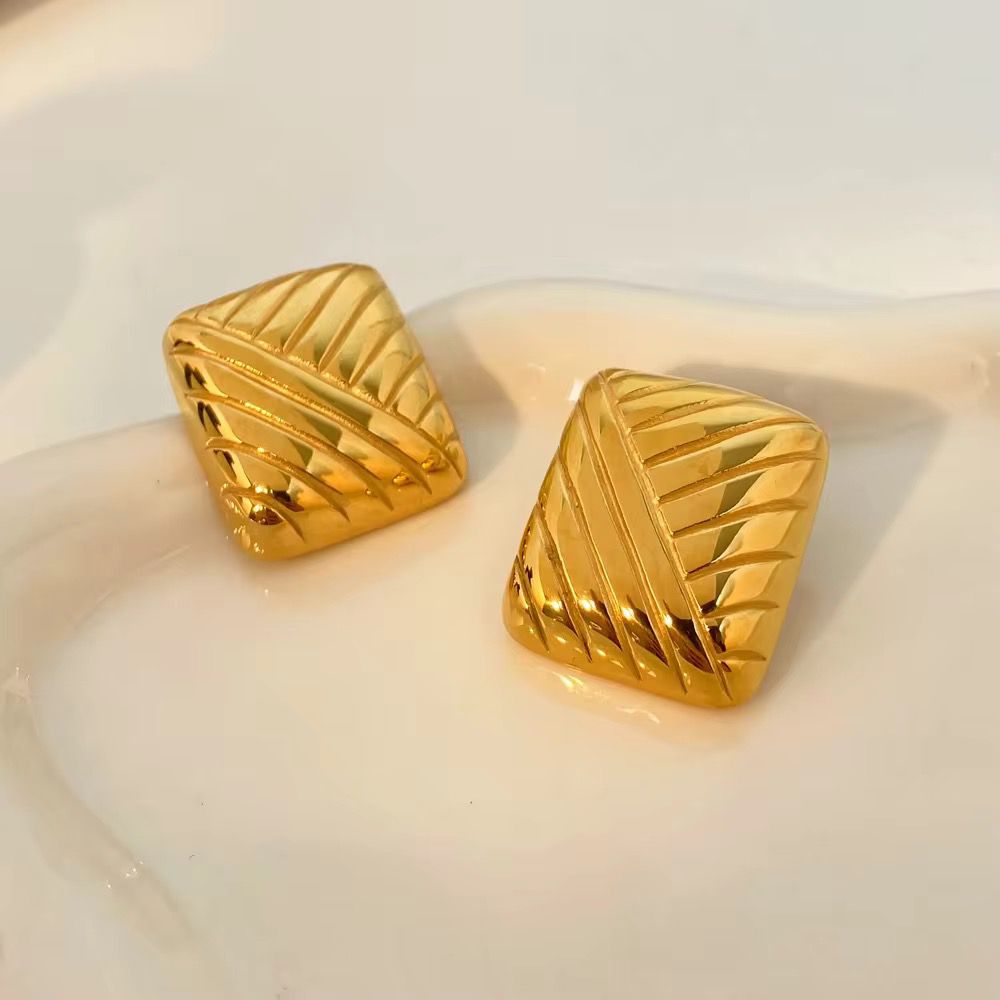 Bold Curve Statement Studs - 18k gold-plated