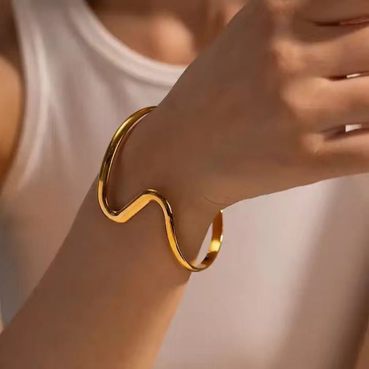 Wave Curve : 18K Gold-Plated Cuff