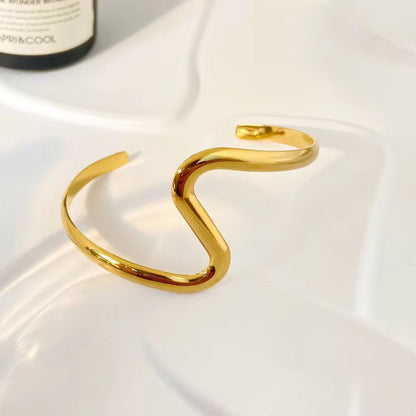 Wave Curve : 18K Gold-Plated Cuff